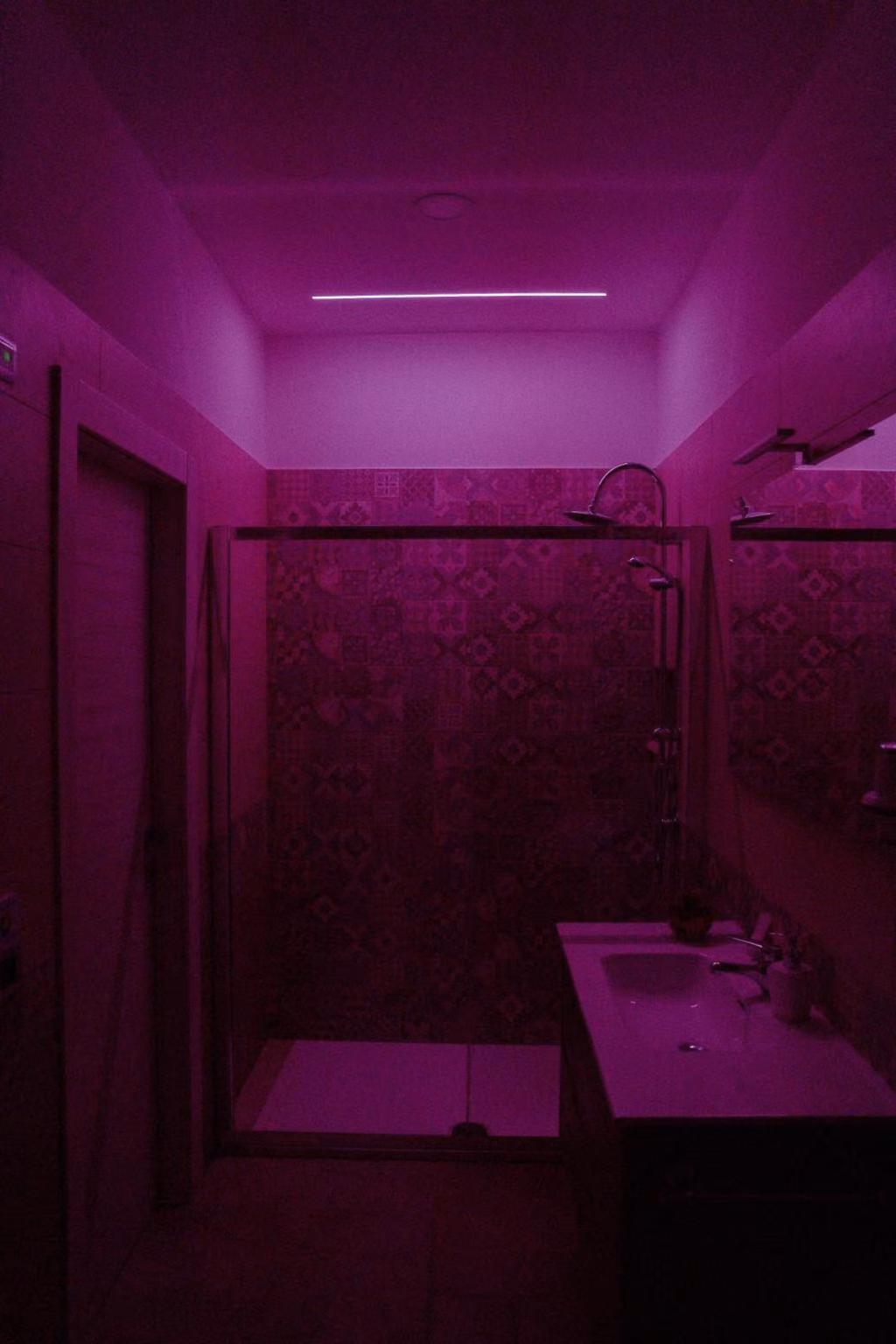 Bagno con doccia e lavandino