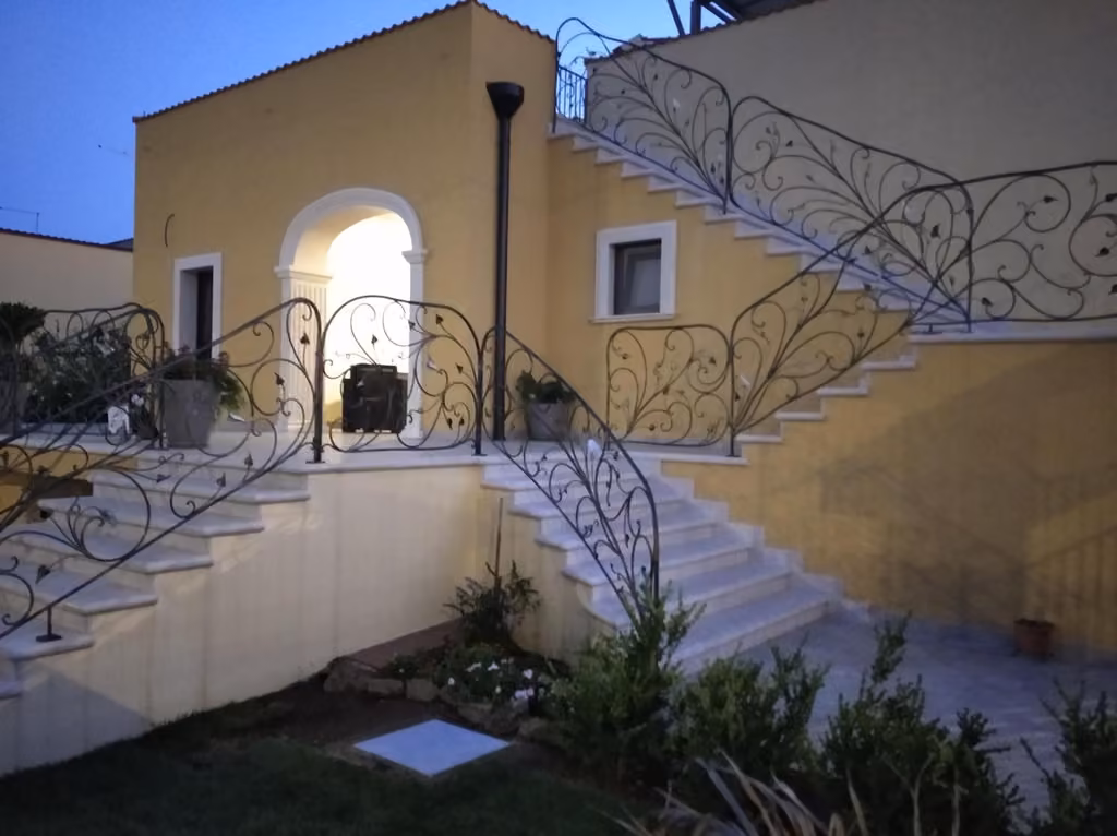 L'ingresso e la scala esterna del B&B Villa Enza