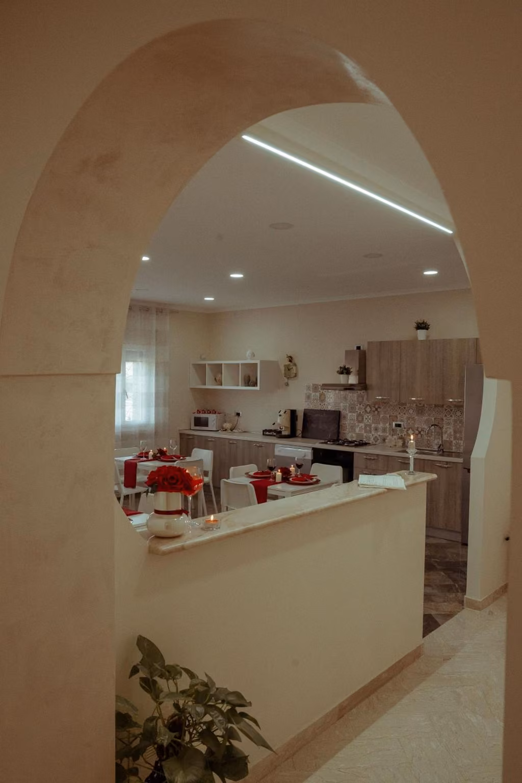 Cucina con arco in pietra