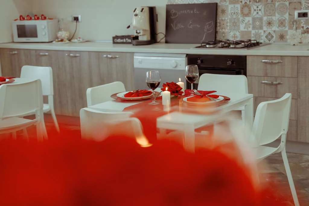Cucina con tavolo apparecchiato