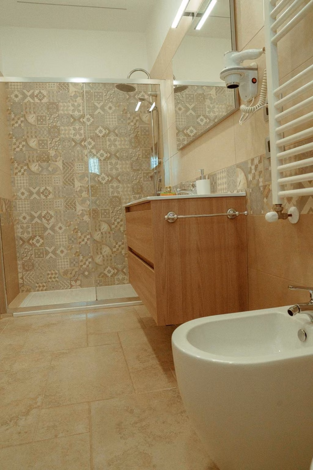 Bagno con sanitari e doccia