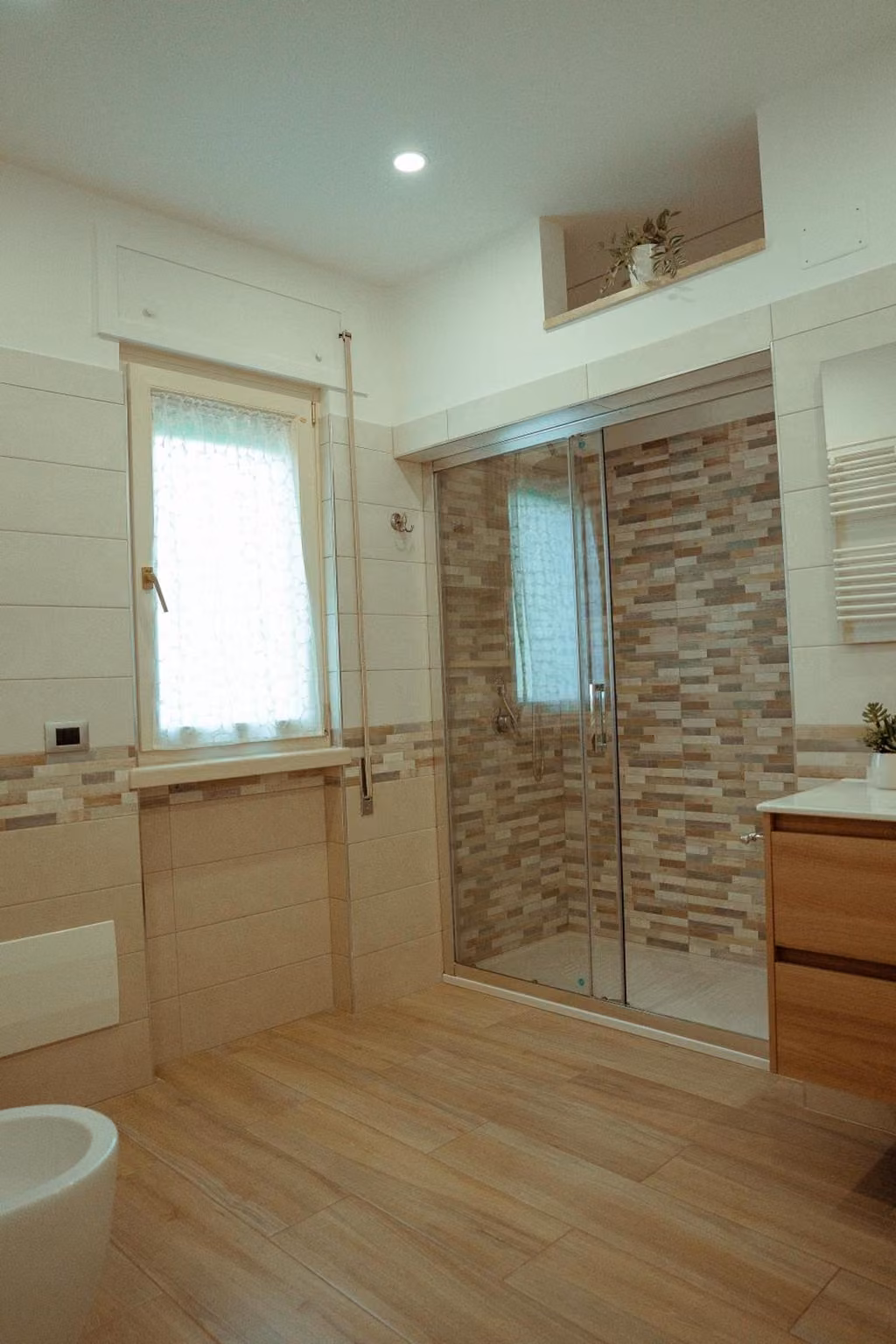 Il bagno privato con doccia di una camera