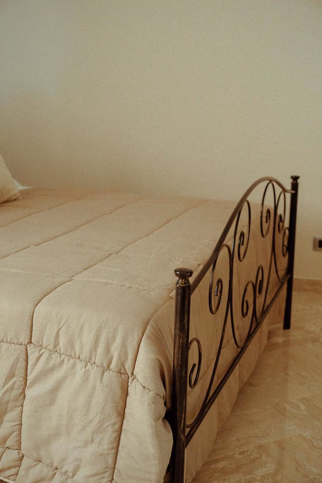 Camera con letto e comodini